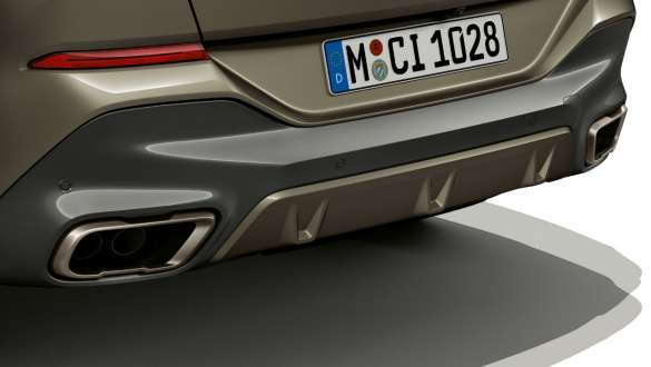 BMW X6 M50i’s bagende med M sportsudstødning BMW X6 M50i bagende med fokus på M sportsudstødning