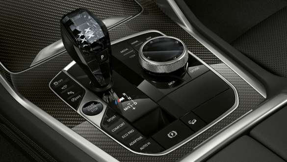 BMW X6 M50i gearstang med M Badge G06 Nærbillede af BMW X6 M50i kabine gearstang med M Badge G06