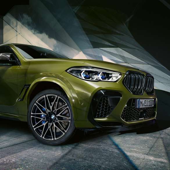 Udvendigt design BMW X6 M Competition Udvendigt design BMW X6 M Competition F96 2020 BMW Individual speciallakering Urban Green set forfra let drejet