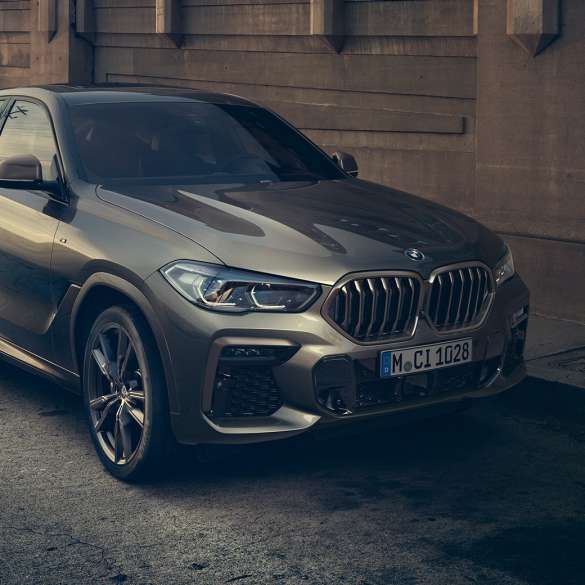 BMW X6 M50i med 8-cylindret M TwinPower Turbo-benzinmotor BMW X6 M50i med 8-cylindret M TwinPower Turbo-benzinmotor G06 Manhattan Metallic set fra siden let drejet