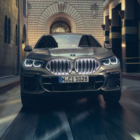 BMW X6 M50d med 6-cylindret M TwinPower Turbo-dieselmotor BMW X6 M50d med 6-cylindret M TwinPower Turbo- dieselmotor G06 Manhattan metallic set forfra