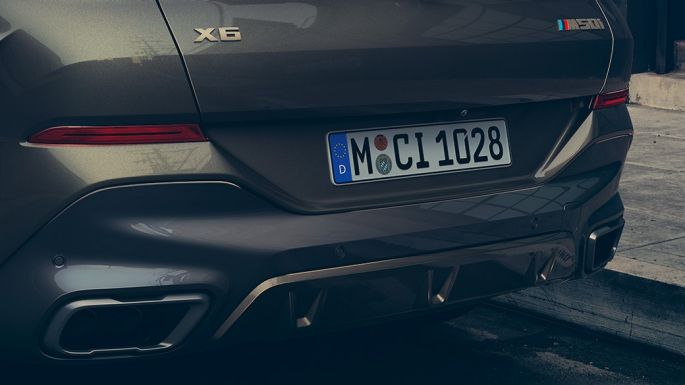 BMW X6 M50i set bagfra Nærbillede af bagenden på BMW X6 M50i