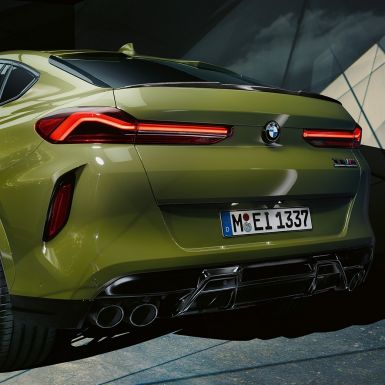 BMW X6 M Competition set bagfra let drejet BMW X6 M Competition med M sportsudstødning F96 BMW Individual speciallakering Urban Green set bagfra let drejet