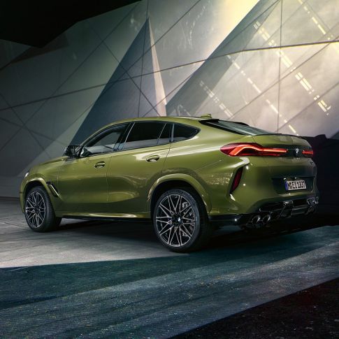 BMW X6 M Competition set bagfra let drejet BMW X6 M Competition med M sportsudstødning F96 BMW Individual speciallakering Urban Green SUV set bagfra let drejet