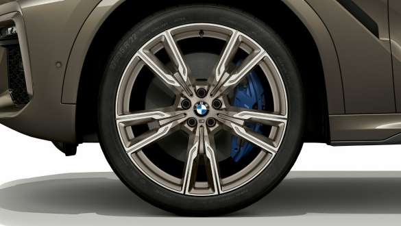 BMW X6 M50i med fokus på letmetalhjul G06 BMW X6 M50i udvendigt udstyr letmetalhjul G06 2018 SUV