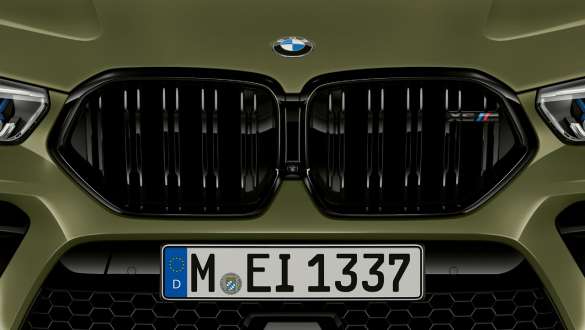 M specifikt frontpyntegitter på BMW X6 M Competition F96 M gælle BMW X6 M Competition F96 2020 SUV BMW Individual speciallakering Urban Green udvendigt udstyr