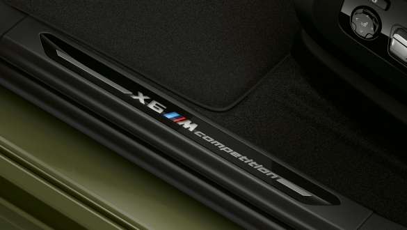Indstigningslister med "X6 M Competition"-påskrift i BMW X6 M Competition F96 Indstigningslister med "X6 M Competition"-påskrift BMW X6 M Competition F96 2020 SUV nærbillede