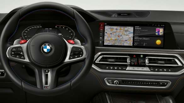 M specifik instrumentkombination i BMW X6 M Competition F96 M specifik instrumentkombination BMW X6 M Competition F96 2020 SUV cockpit
