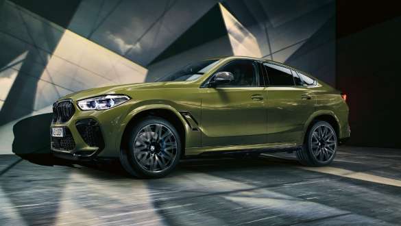 BMW X6 M Competition med M xDrive F96 BMW X6 M Competition med M xDrive BMW Individual speciallakering Urban Green F96 2020 SUV set fra siden