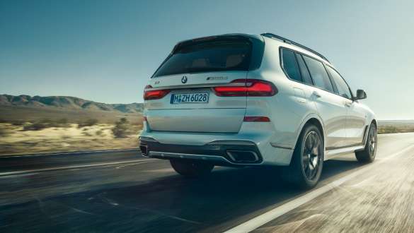 BMW X7 M med Executive Drive Pro G07 2019 BMW X7 M med undervogns-reguleringssystem Executive Drive Pro G07 2019 set bagfra let drejet kørende