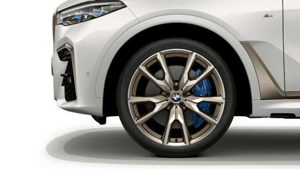 BMW X7 M med M letmetalhjul G07 2019 BMW X7 M med M letmetalhjul med V-eger 755 M G07 2019 nærbillede af fælg
