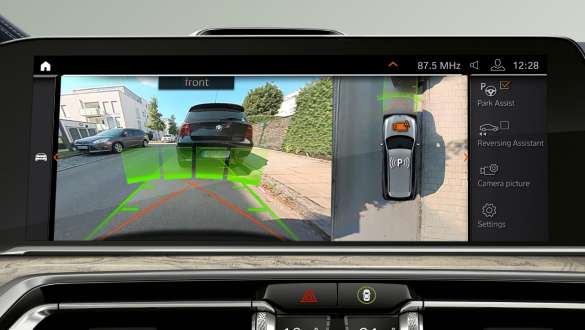 BMW X7 M med Parking Assistant Plus G07 2019 BMW X7 M med Parking Assistant Plus G07 2019 control display