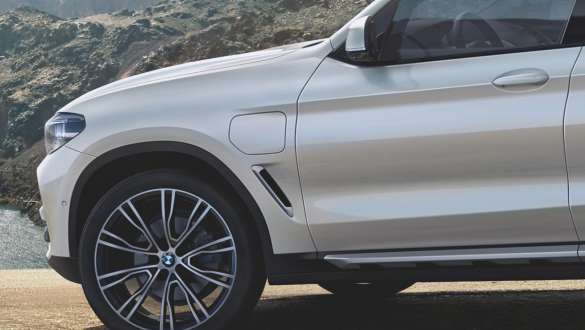 BMW X3 xDrive30e, ladedæksel med ladestatus BMW X3 xDrive30e, ladedæksel med ladestatus