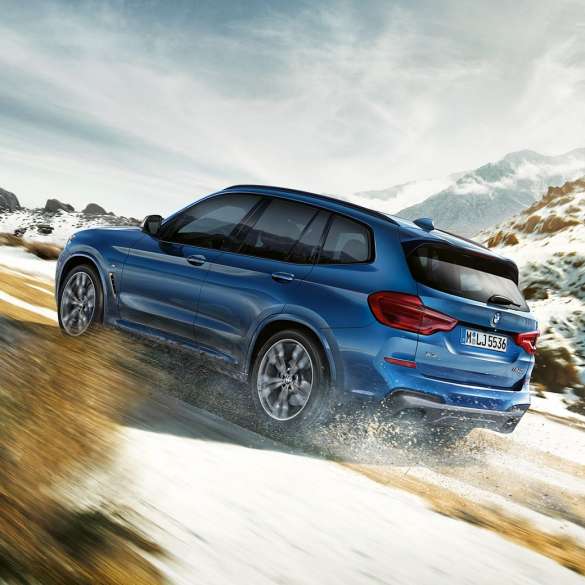 BMW X3 M40i på vej mod bjerg BMW X3 M40i på vej mod bjerg