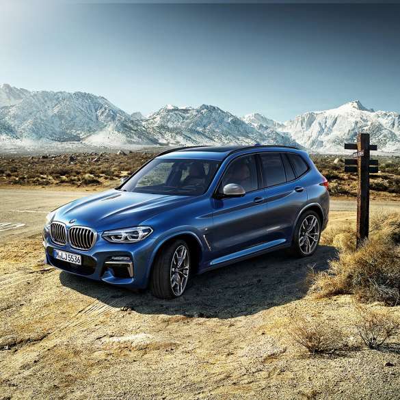 BMW X3 M40i, trekvartbillede forfra, i bjerglandskab BMW X3 M40i, trekvartbillede forfra, i bjerglandskab