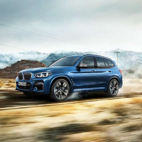 BMW X3 M40i, halvtotale fælge og stænkskærm i bjerglandskab BMW X3 M40i, halvtotale fælge og stænkskærm i bjerglandskab