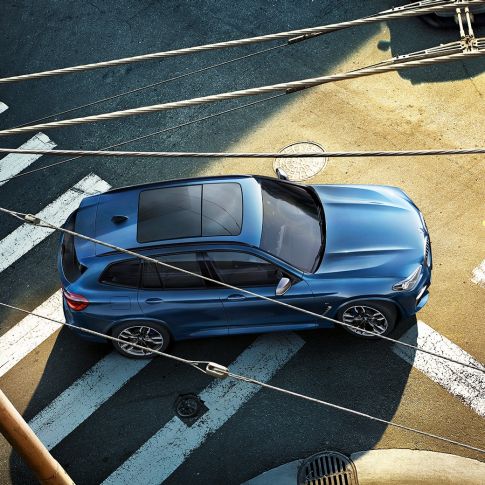 BMW X3 M40i, fugleperspektiv af tag og motorhjelm BMW X3 M40i, fugleperspektiv af tag og motorhjelm