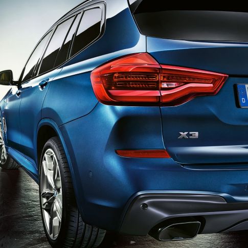 BMW X3 M40i, trekvartbillede bagfra med LED-baglygter BMW X3 M40i, trekvartbillede bagfra med LED-baglygter