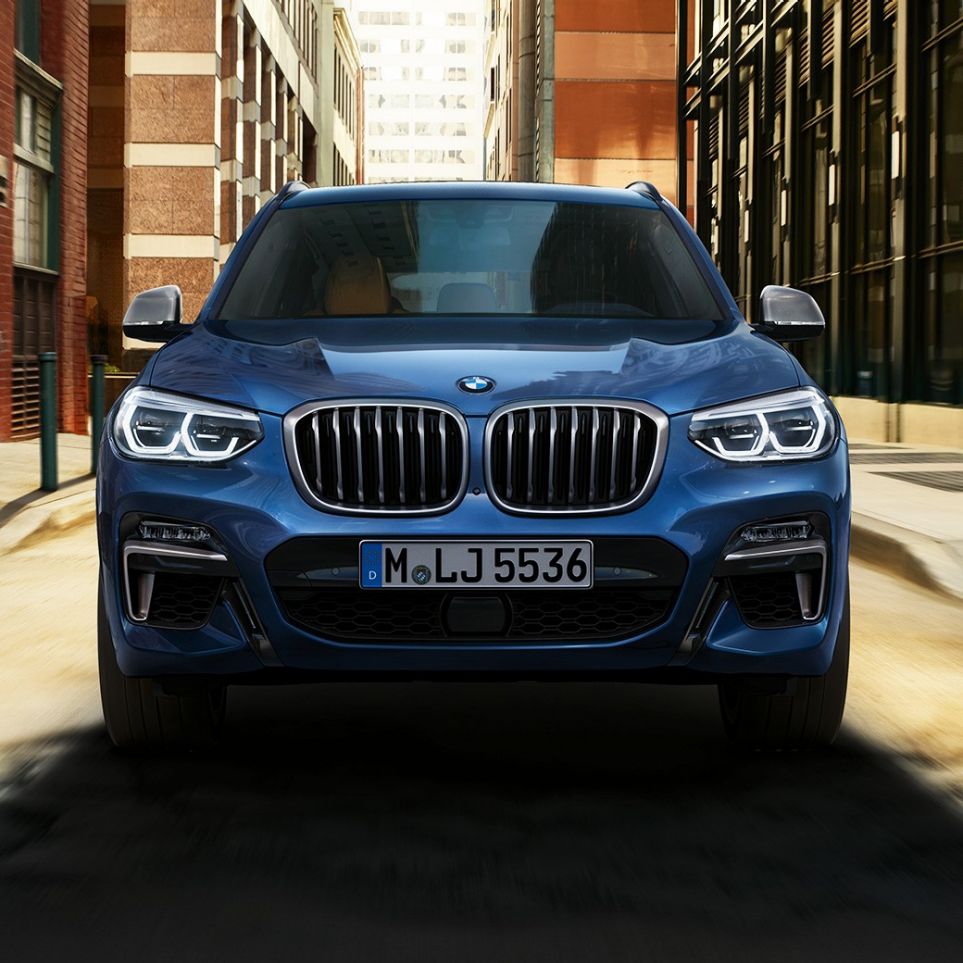 BMW X3 M40i, set forfra, bybillede BMW X3 M40i, set forfra, bybillede