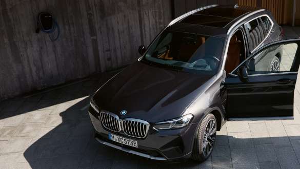 Plug-in-hybridteknologi BMW X3 xDrive30e G01 Sophisto Grey 2021 Plug-in-hybridteknologi BMW X3 xDrive30e G01 Sophisto Grey set forfra let drejet 2021