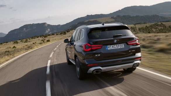 Køreprogrammer i BMW X3 xDrive30e. Plug-in-hybrid BMW X3 xDrive30e G01 køreprogrammer Sophisto Grey i fart bagende 2021