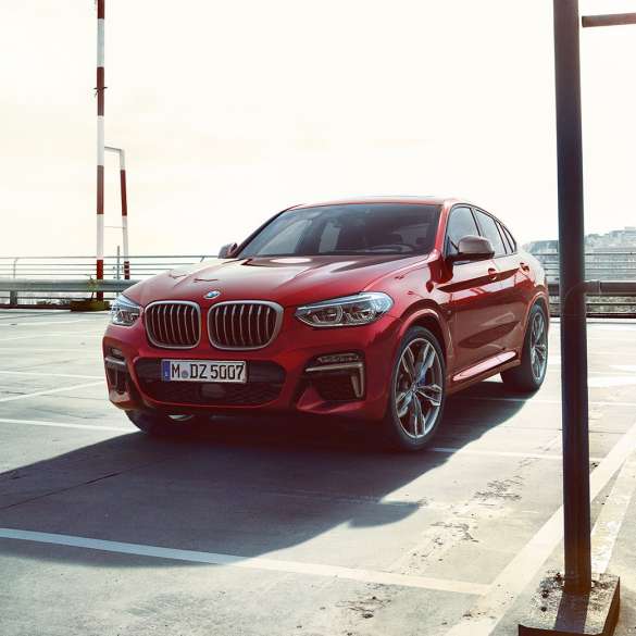 BMW X4 eksteriør BMW X4 M40i G02 2018 Flamenco Red Brillant-effekt set forfra let drejet