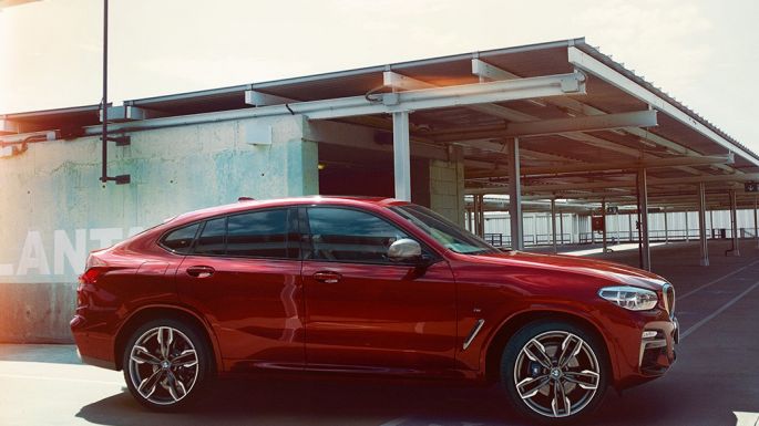Sporty silhuet BMW X4 Sporty silhuet BMW X4 M40i G02 2018 Flamenco Red Brillant-effekt set fra siden