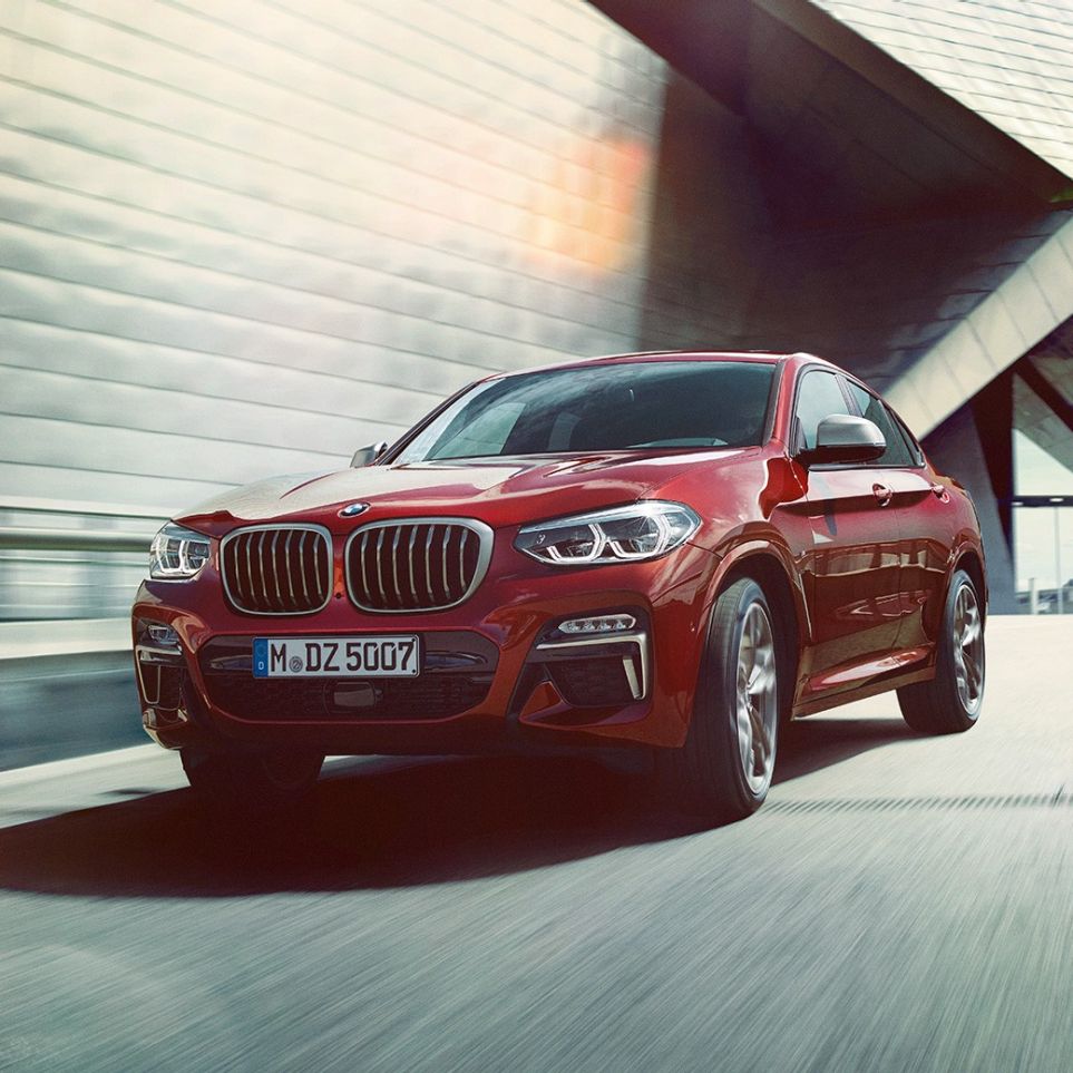 BMW X4 set forfra let drejet BMW X4 M40i G02 2018 Flamenco Red Brillant-effekt set forfra let drejet