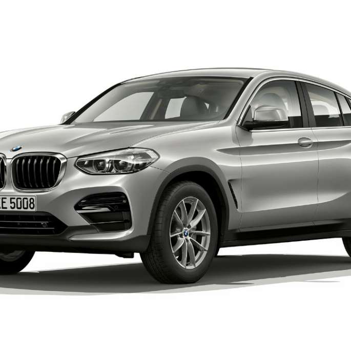 BMW X4 Advantage set forfra let drejet BMW X4 xDrive20d Advantage G02 2018 Glacier Silver set fra siden let drejet