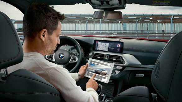WLAN Hotspot BMW X4 WLAN Hotspot BMW X4 G02 2018 mand bruger tablet i sin BMW