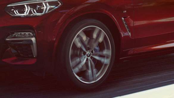 Adaptiv M undervogn BMW X4 Adaptiv M undervogn BMW X4 M40i G02 2018 Flamenco Red Brillant-effekt set fra siden let drejet med alufælg