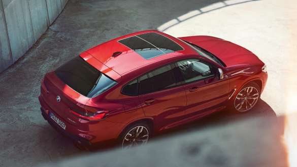 BMW X4 set i fugleperspektiv BMW X4 M40i G02 2018 Flamenco Red Brillant-effekt set i fugleperspektiv