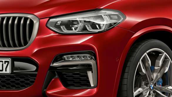 Adaptive LED-forlygter og luftindtag BMW X4 Adaptive LED-forlygter og luftindtag BMW X4 M40i G02 2018 Flamenco Red Brillant-effekt nærbillede af front