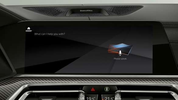 Head-Up Display med BMW Intelligent Personal Assistant. BMW X6 cockpit med fokus på BMW Intelligent Personal Assistant i Head-Up Displayet.