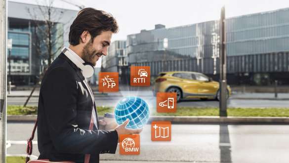 En mand holder ConnectedPackage Professional. En mand holder ConnectedPackage Professional i hånden.