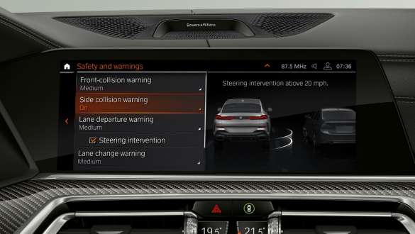 Head-Up Display med Driving Assistant Professsional. BMW X6 cockpit med fokus på Driving Assistant Professional i Head-Up Displayet.