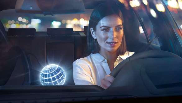 ConnectedDrive Services i BMW X6. En kvindelig fører understøttes af ConnectedDrive Services i BMW X6.