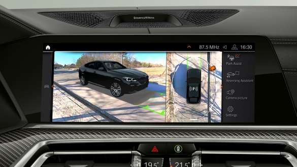 Head-Up Display med Parking Assistant Plus. BMW X6 cockpit med fokus på Parking Assistant Plus i Head-Up Displayet.