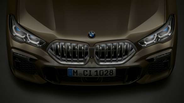 BMW X6 front. Nærbillede af fronten på BMW X6 med BMW nyre ‘Iconic Glow’ set i fugleperspektiv.