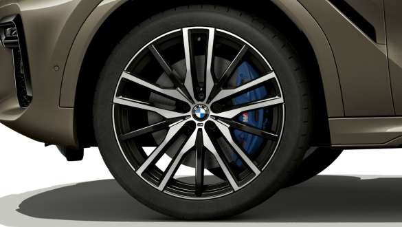 BMW X6 med fokus på letmetalfælg. BMW X6 eksteriør med fokus på letmetalfælg.