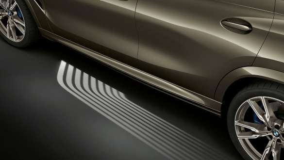BMW Welcome Light Carpet. BMW X6 set fra siden med fokus på Welcome Light Carpet.