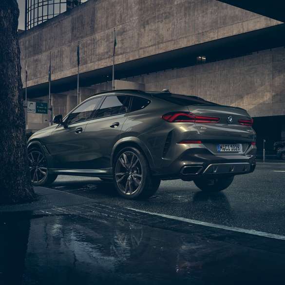 BMW X6 eksteriør. BMW X6 set bagfra let drejet foran et urbant miljø.