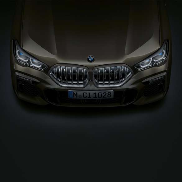 BMW X6 front. Nærbillede af fronten på BMW X6 med BMW nyre ‘Iconic Glow’ set i fugleperspektiv.