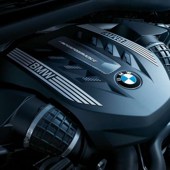 BMW X6 motor. Nærbillede af motoren i BMW X6.
