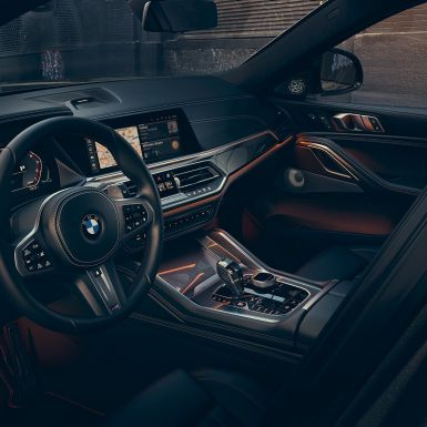 Cockpit med fokus på 12,3“ displays. BMW X6 cockpit med fokus på 12,3“ displays.