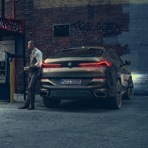 BMW X6 bagfra. BMW X6 set bagfra foran et urbant miljø.