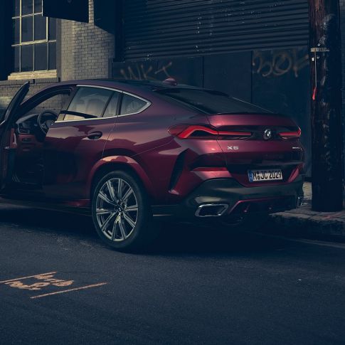 BMW X6 Individual set bagfra. BMW X6 Individual stående set bagfra let drejet.