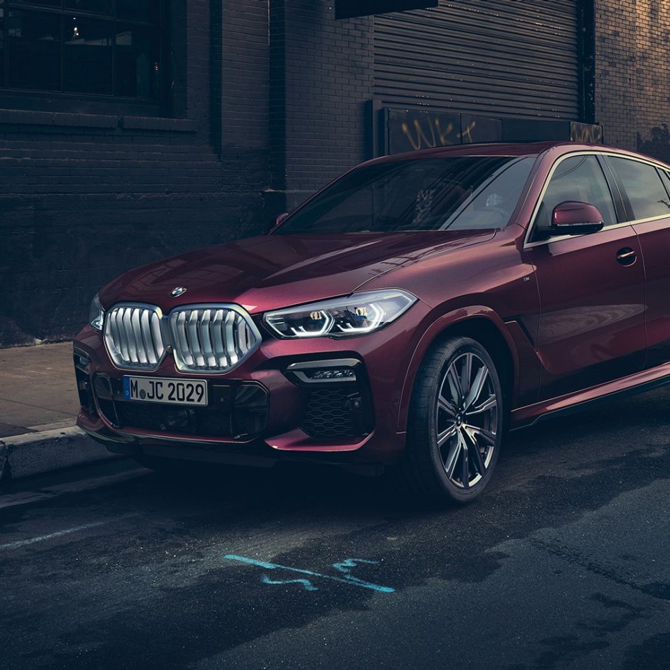 BMW X6 Individual eksteriør. BMW X6 Individual stående set forfra let drejet.