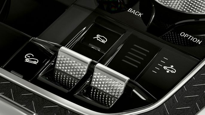 Adaptiv M undervogn Professional. BMW X6 set bagfra let drejet.