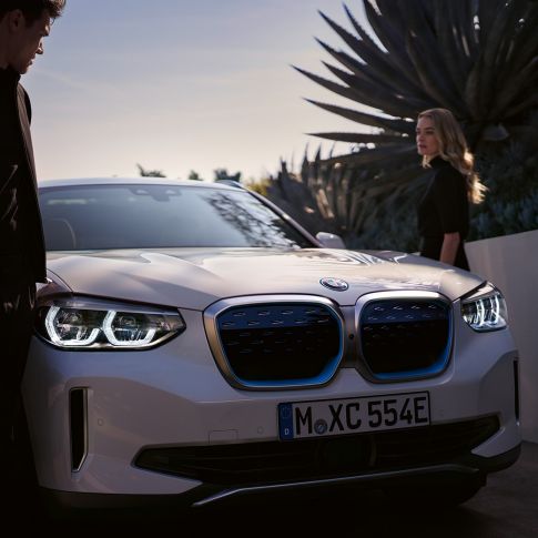 BMW iX3 G08 set forfra let drejet med BMW i nyre BMW iX3 G08 2020 Mineral White metallic set forfra let drejet med BMW i nyre